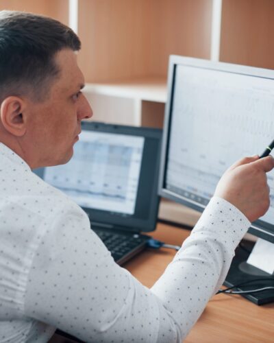 nuestro-cliente-no-fue-completamente-honesto-el-examinador-de-poligrafo-trabaja-en-la-oficina-con-el-equipo-de-su-detector-de-mentiras (1) (1)